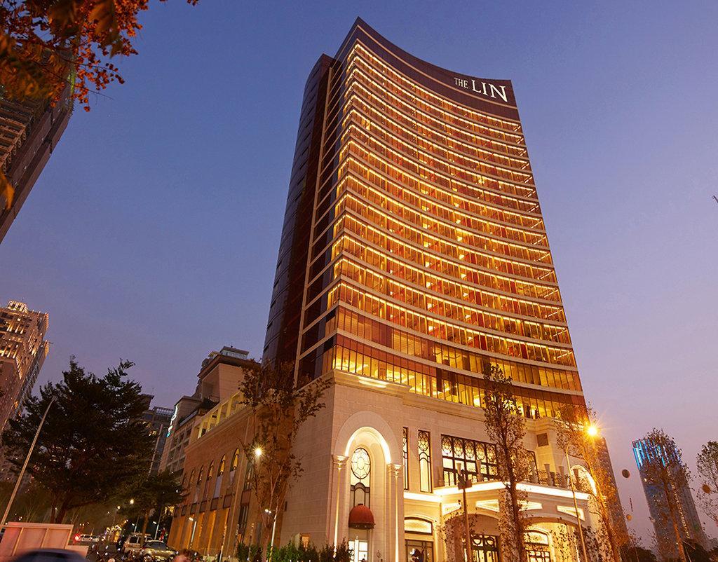 The Lin Hotel Ταϊχούνγκ Εξωτερικό φωτογραφία The hotel at night
